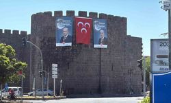 Diyarbakır surlarında MHP lideri Bahçeli'nin dev posteri asıldı, barış çağrısında bulunuldu