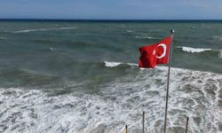 Doğu Akdeniz'de kuvvetli rüzgar: Dalgalar kıyıları dövüyor