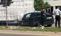 Dorseye çarpan Tesla hurdaya döndü: 1 yaralı