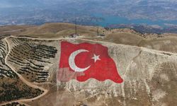 Dünyanın en büyük Türk bayrağı yeniden eski görkemine kavuştu