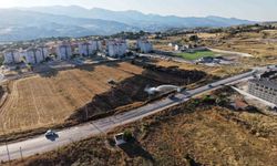 Emet'te arazi yangını korkuttu: Bir itfaiye eri dumandan etkilendi