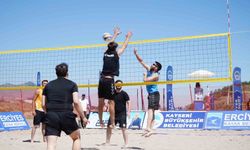 Erciyes'te 2 bin 200 metrede plaj voleybolu heyecanı yaşandı