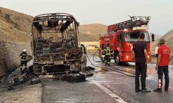 Erzincan-Sivas yolunda yolcu otobüsü alevlere teslim oldu