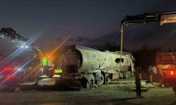 Erzin'de yakıt yüklü tanker devrildi
