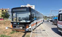 Eskişehir'de 2 belediye aracının çarptığı otomobildeki 2 kişi yaralandı