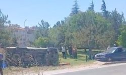 Eskişehir'de otomobil yol kenarına devrildi