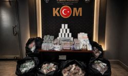 Fatih'te kaçak tıbbi ilaç operasyonu: 98 bin 632 tablet ele geçirildi, 2 şüpheli gözaltına alındı