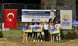 Gölcük'te 304 minik sporcunun plaj voleybolu heyecanı