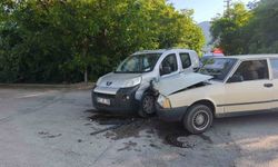 Hafif ticari araç otomobille çarpıştı: 4 yaralı
