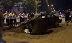 Iğdır'da otomobil aydınlatma direğine çarptı: 3 kişi yaralandı