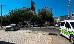 İki otomobil çarpıştı, yoldan geçen şahıs son anda kurtuldu