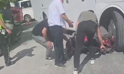 İşçi servisi ile çarpışan motosikletli yaralandı