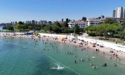 İstanbul'da sıcak hava sahillere akın ettirdi: Caddebostan'da deniz keyfi dronla görüntülendi
