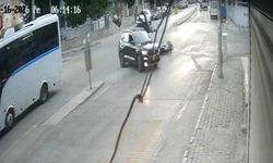 İzmir'de otomobilin motosiklete çarpıp kaçtığı kaza kameraya yansıdı