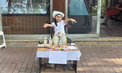 Japonya'ya gitmek için oyuncak ve takılarını satışa çıkardı