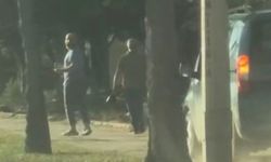 Kaldırımdan ilerleyen hafif ticari araç yayaların canını tehlikeye attı