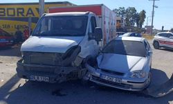 Kamyonet ile otomobilin çarpışma anı kamerada: 2 yaralı