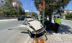 Karaman'da otomobil trafik lambasına çarptı: 1 yaralı