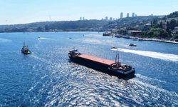 Karasu'da karaya oturan dev gemi İstanbul Boğazı'ndan geçti
