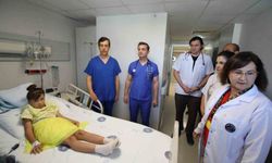 Kardeşini aynı hastalıktan kaybeden 8 yaşındaki Kırgızistanlı Akhmarcan AÜ'de sağlığına kavuştu