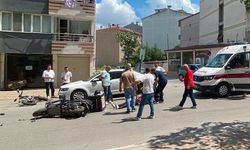 Kavşakta motosiklet ile elektrikli bisiklet çarpıştı: 2 yaralı