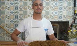 Kavurucu sıcaklarda ocak başında 800 lahmacun pişiriyor