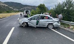 Kontrolden çıkan otomobil demir bariyerlere çarptı: 5 yaralı