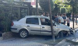 Kontrolden çıkan otomobil iş yerine daldı