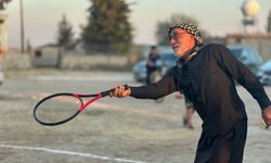 Köylülerin toprak kortta tenis keyfi