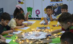 Kuşadası'nda minikler yaz tatilinde sanatla gelişiyor