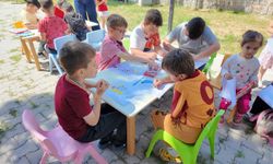 Kütüphane geziyor, çocuklar hem okuyor hem eğleniyor