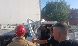 Manisa'da kamyonet tıra çarptı: 1'i ağır 2 yaralı