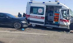 Mardin'de ambulans, tır ve otomobilin karıştığı kazada 3 kişi yaralandı