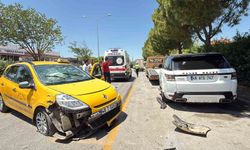 Menteşe'de park halindeki araçlara çarpan taksinin sürücüsü yaralandı