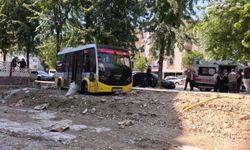 Minibüs, iş yerine çarptıktan sonra boş arsaya uçtu