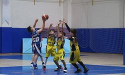 Minik basketbolcular kupalarına kavuştu