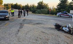 Motosiklet otomobile çarptı: 2 yaralı