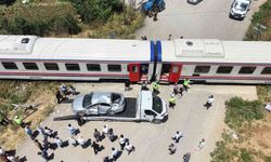 Muş'ta tren otomobile çarptı: 3 yaralı