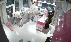 Önce cep telefonundaki kişiye el salladı, sonra tabancayla dondurmacıyı öldürdü