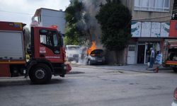 Osmaniye'de park halindeki hafif ticari araç yandı