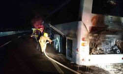 Otobüs seyir halinde alev aldı.