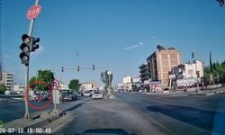 Otomobile çarpan motosiklet sürücüsünün kaskı fırladı, havada takla atıp yere savruldu