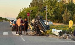Otomobille çarpışan hafif ticari araç hurdaya döndü: 4 yaralı