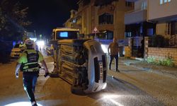 Park halindeki otomobile çarpıp yan yattı, sürücüsü olay yerinden kaçtı