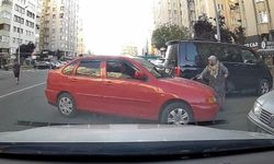Park yeri savaşını bastonlu yaşlı kadın kazandı