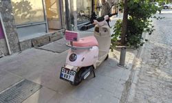 Pembe motosikletin arkasına yapıştırılan ilginç yazı dikkat çekti