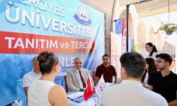 Rektör Prof. Dr. Fatih Altun, tercih danışmanlığı standında öğrenciler ile buluştu