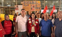 Şampiyon güreşçi memleketinde davul zurnayla karşılandı