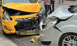 Samsun'da hafif ticari araç ile ticari taksi kafa kafaya çarpıştı: 2 yaralı