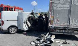 Sancaktepe'de tıra çarpan araç hurdaya döndü: 2 yaralı